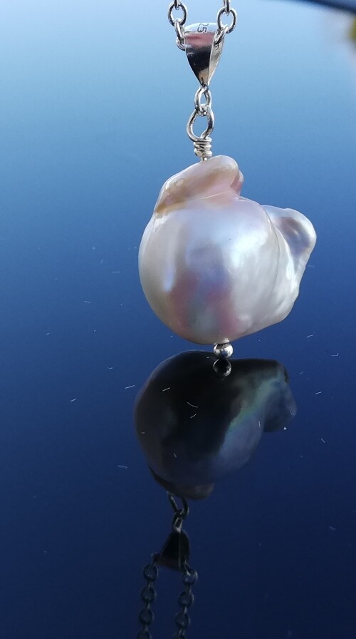 White baroque pearl pendant